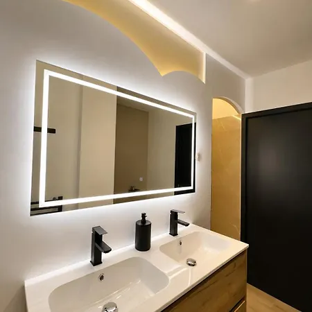 Nid D Romantique Avec Jacuzzi Et Salle De Cinema *