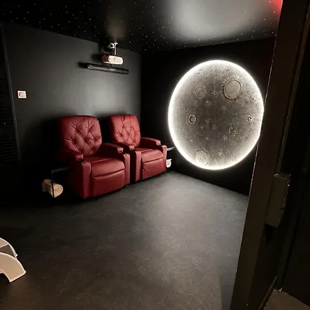 Nid D Romantique Avec Jacuzzi Et Salle De Cinema *